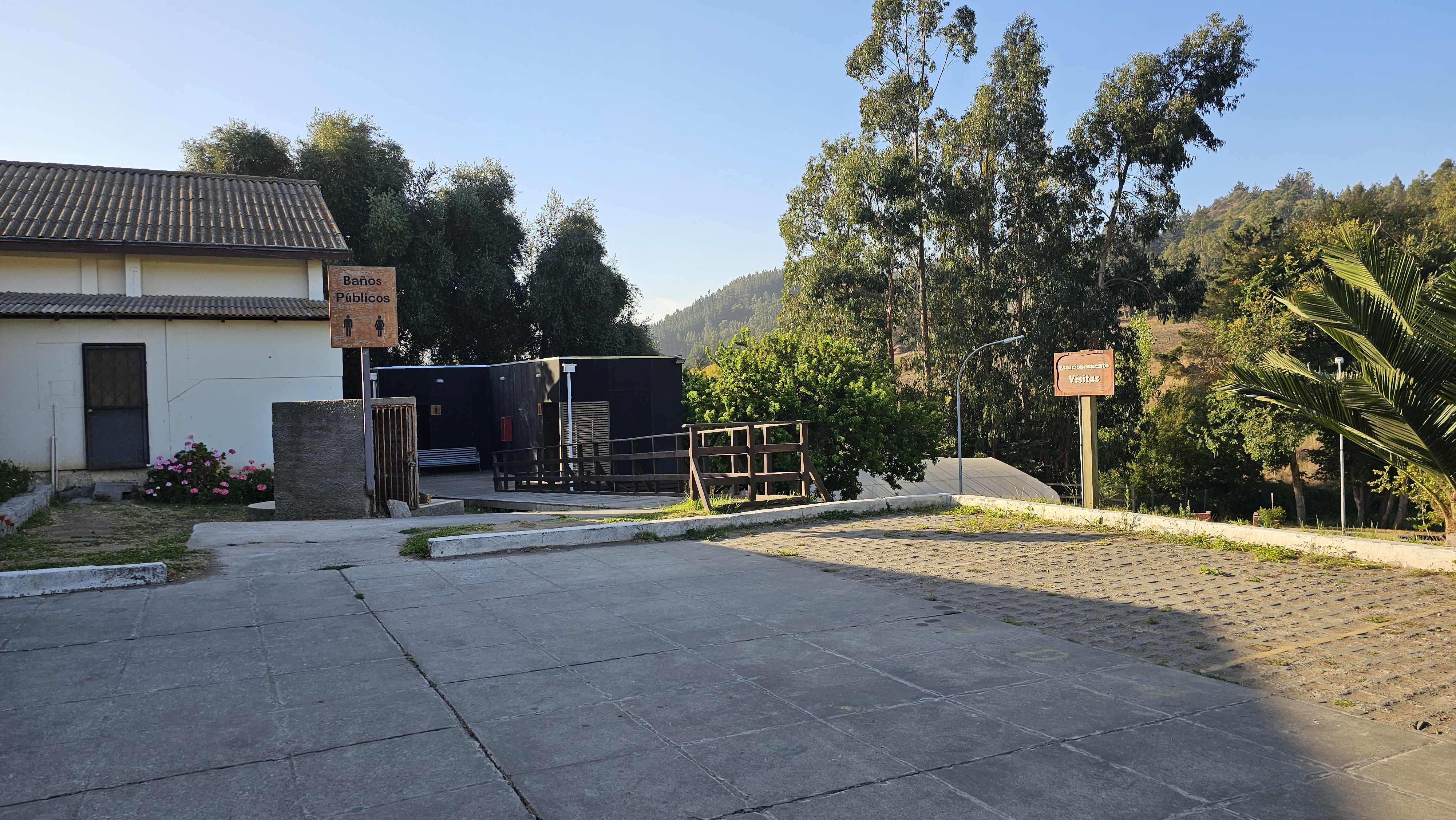 Fotografía del acceso al baño del parque